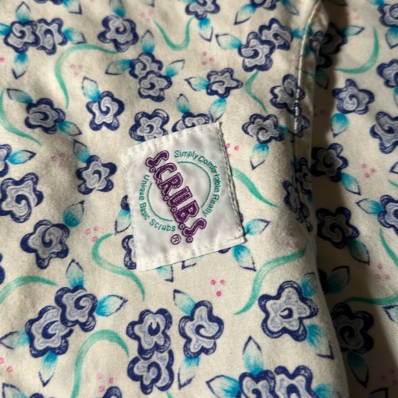 S.C.R.U.B.S. White & Blue Flower Patterned Scrub Top - Picture 4 of 5